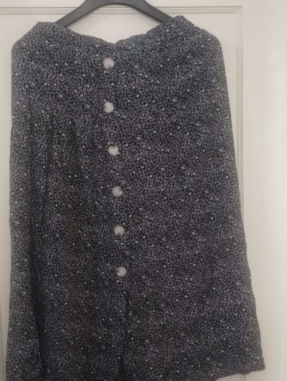 Eden & Olivia Black Micro Floral Button-Front Midi Skirt